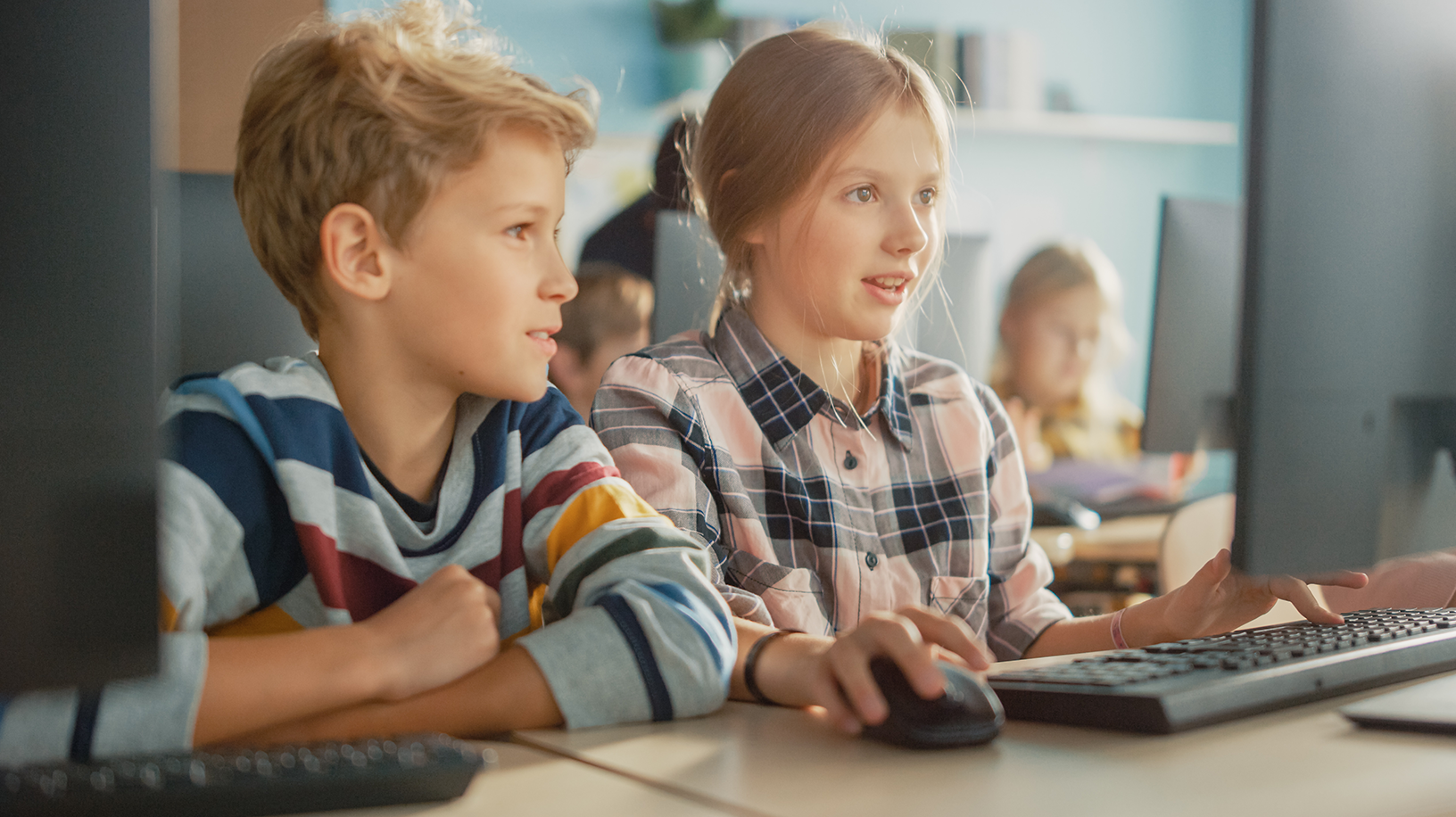 Schülerinnen und Schüler arbeiten am Computer